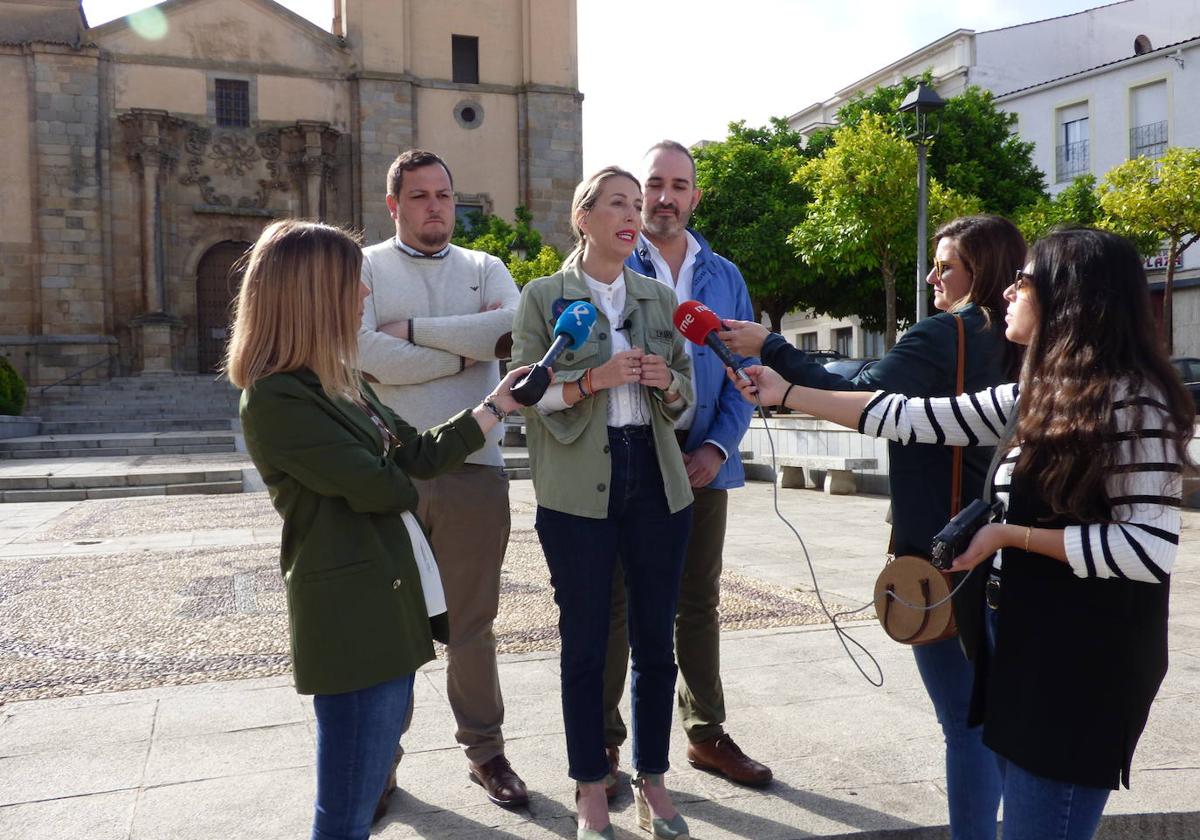 María Guardiola califica de «falta de respeto» que Sánchez viaje en avión a Extremadura para decir que cumplirá con el tren