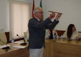 Francisco Martos recoge por quinta vez el bastón de mando del Ayuntamiento de Castuera.