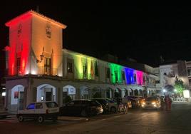 Fachada del consistorio iluminada con los colores de la bandera del arco iris