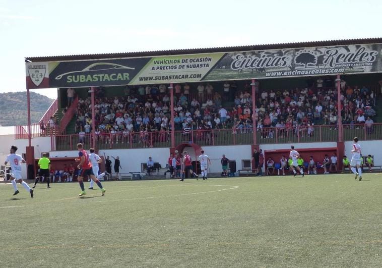 Imagen de un partido de fútbol en el Manuel Ruiz.