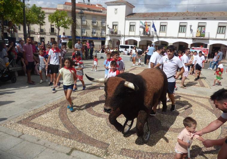 El encierro de toros simulados llenó de chiquillería la Plaza de España