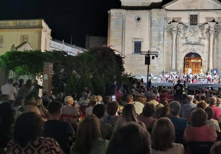 Misa de campaña y festival folclórico en la plaza de España