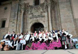 Grupo Los Arrieros despues del festival folclórico del Día de la Patrona.