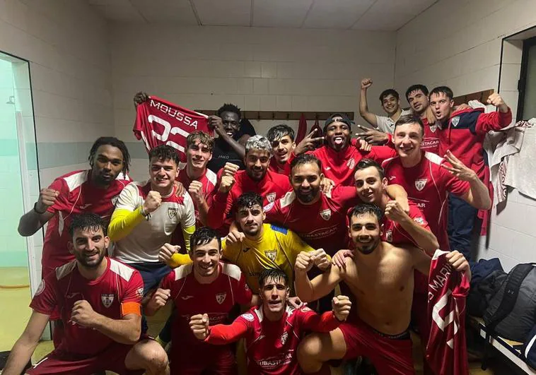 Las jugadores en el vestuario después del partido.