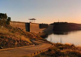 Presa del embalse de La Serena.