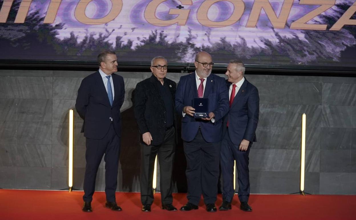Entrega del distintivo en el auditorio Alfredo Goyeneche del Comité Olímpico Español