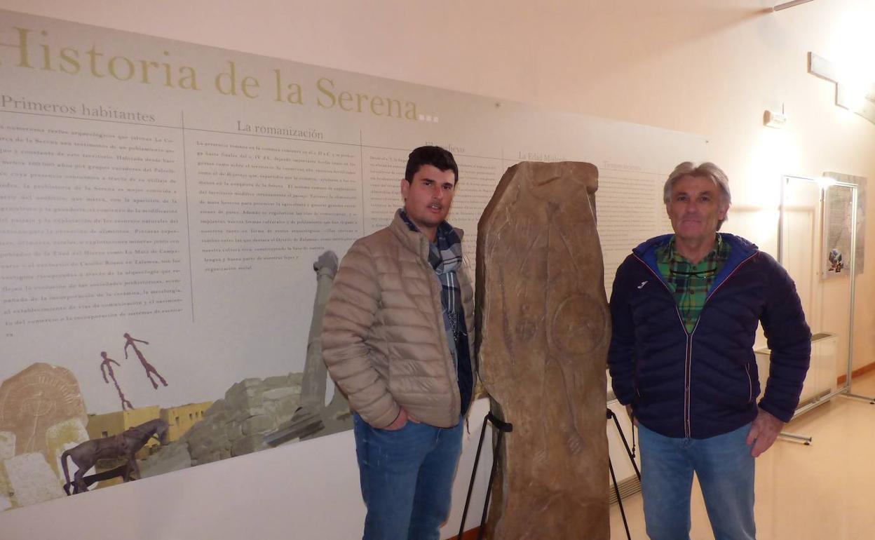 El concejal del Ayuntamiento de Castuera, Ángel Morillo, el autor de la pieza, Jesús Fernández, con la reproducción de Estela de Guerrero en el Centro de Interpretación.