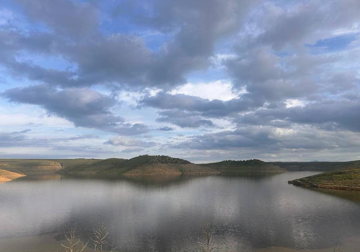 Vista del embalse de La Serena desde la presa.
