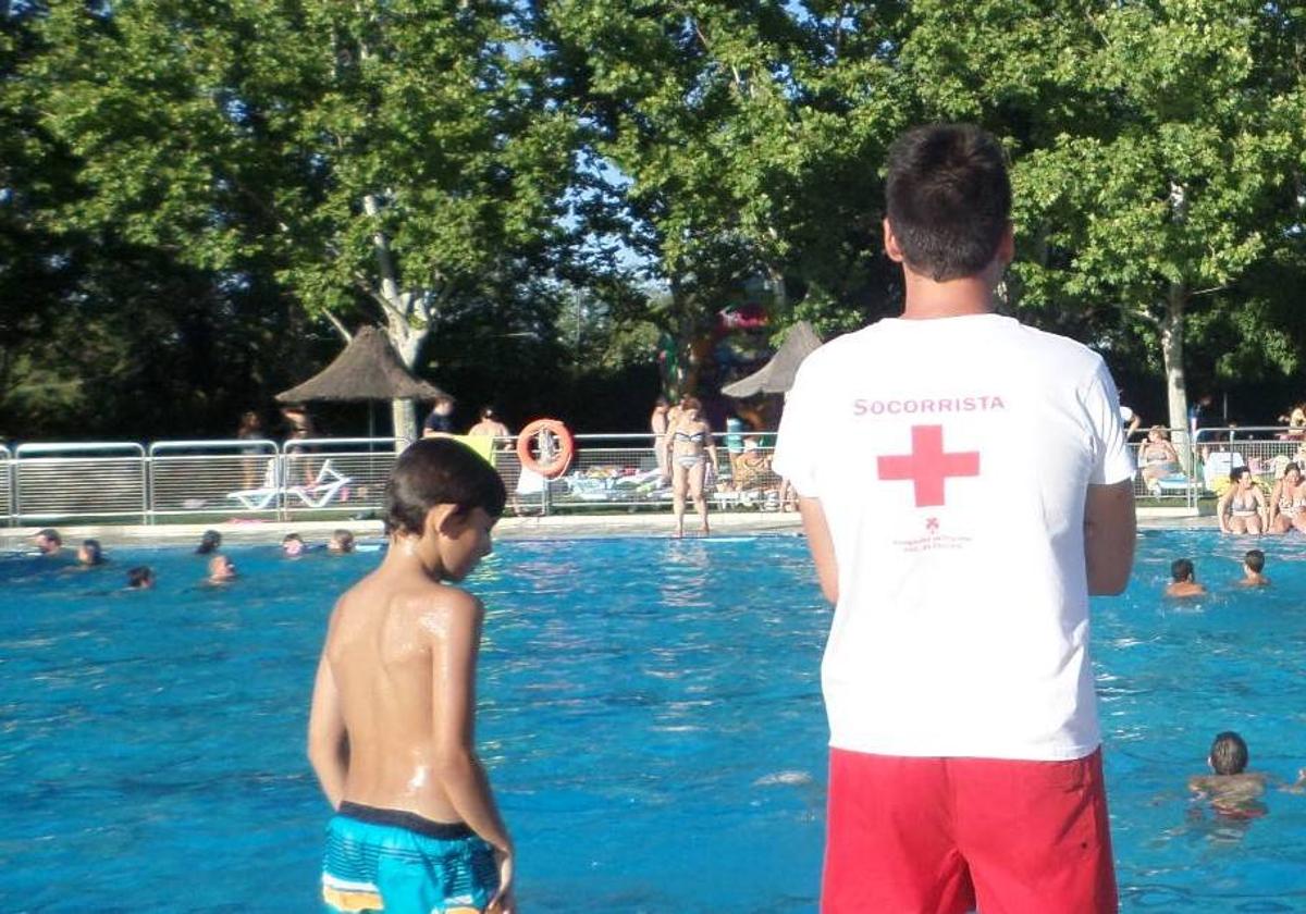 Socorrista en la piscina municipal de Castuera.