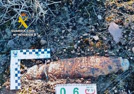 La Guardia Civil desactiva un proyectil de artillería de la Guerra Civil hallado en una finca de Zarza Capilla