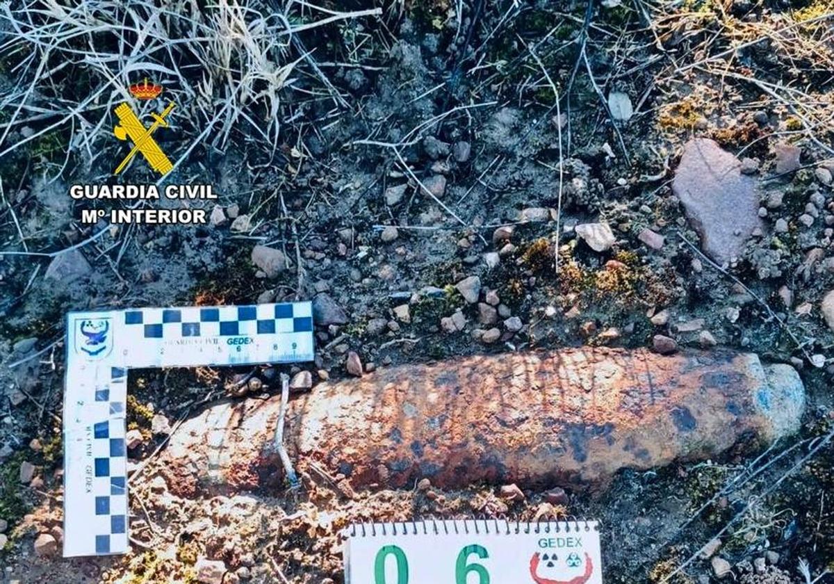 La Guardia Civil desactiva un proyectil de artillería de la Guerra Civil hallado en una finca de Zarza Capilla