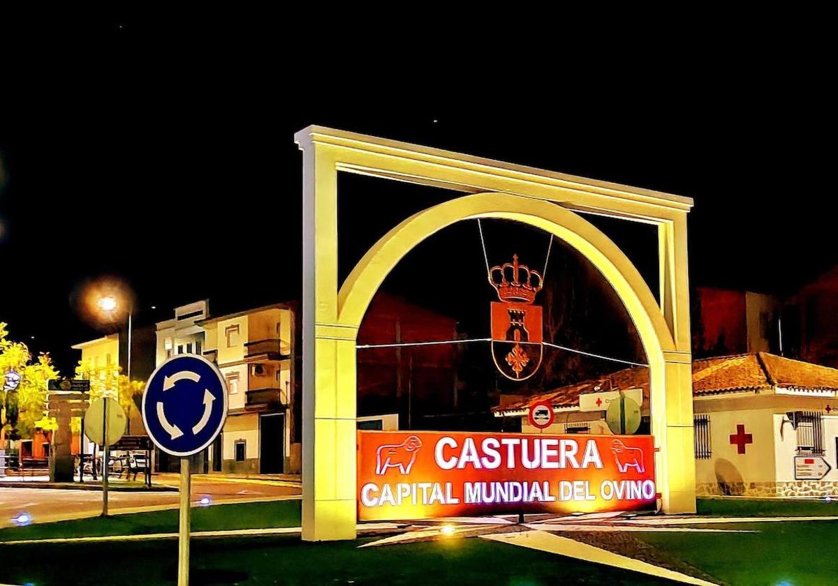 Castuera ilumina la rotonda de la EX104 por el Cáncer Infantil