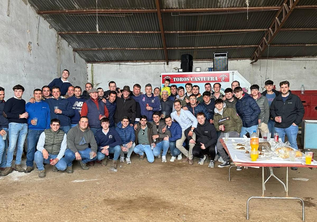 La peña taurina 'El Quiebro' disfrutó un día de convivencia en la finca 'El Quintanar'