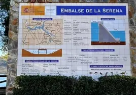 Panel informativo de la presa del embalse de La Serena.