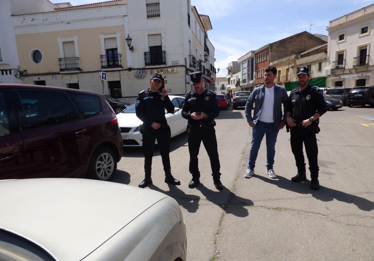 La Policía Local recibe teléfonos inteligentes del OAR para mejorar su servicio