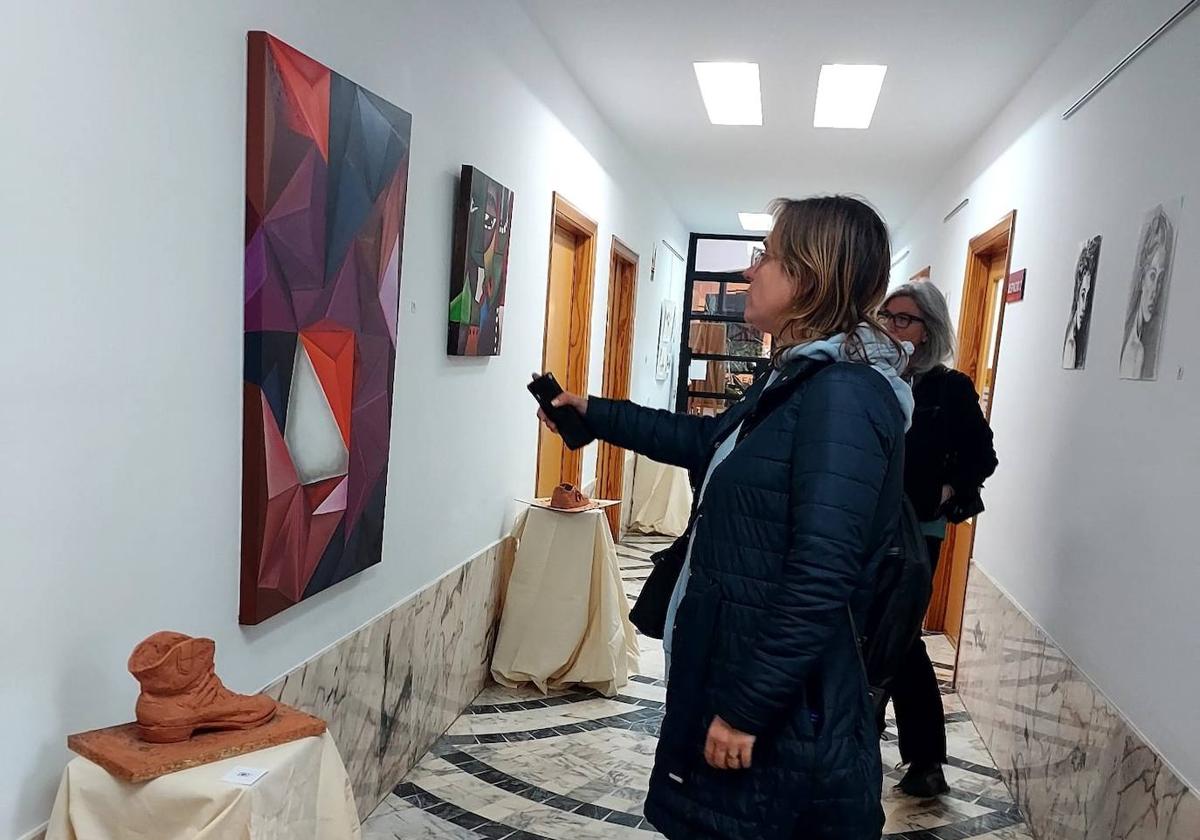La Universidad Popular acoge la exposición artística «El arte deja huella»