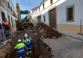 Esta mañana comenzaban las obras para reparar el hundimiento de la calzada en la calle Huertos.