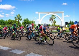 El pelotón pasando por la rotonda de la Capital Mundial del Ovino.
