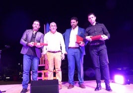 Los ganadores del concurso con el alcalde de Valle de La Serena, Martín Caballero.