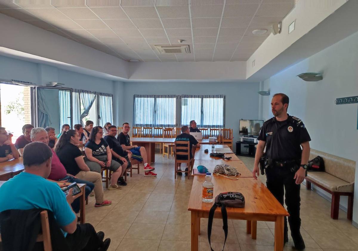Usuarios de Adiser-Horizontes aprenden seguridad vial con la Policía Local