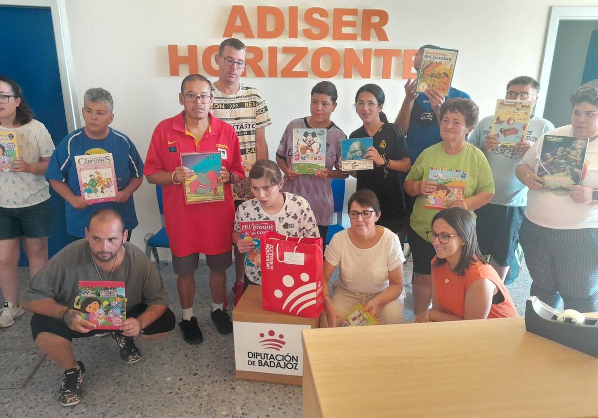 ADISER-Horizontes agradece a la Diputación de Badajoz la donación de libros