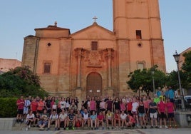 Grupo de participantes antes de la salida desde la Plaza de España.