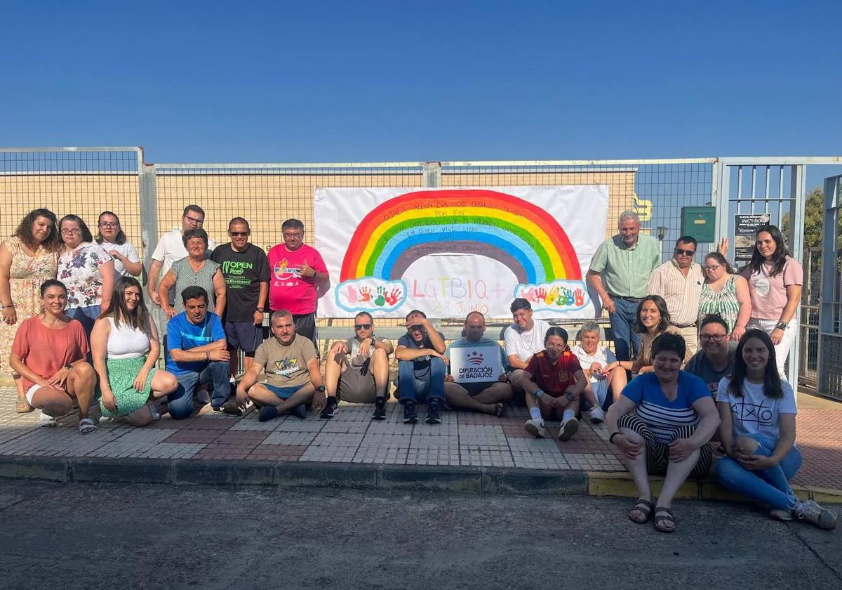 Usuarios y monitores de Adiser-Horizontes en la puerta del Centro Ocupacional y Residencial.