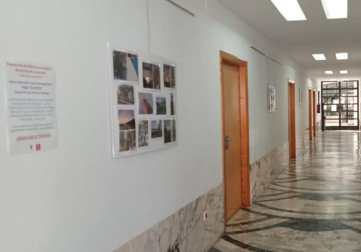 La exposición está instalada en el pasillo de la Universidad Popular.