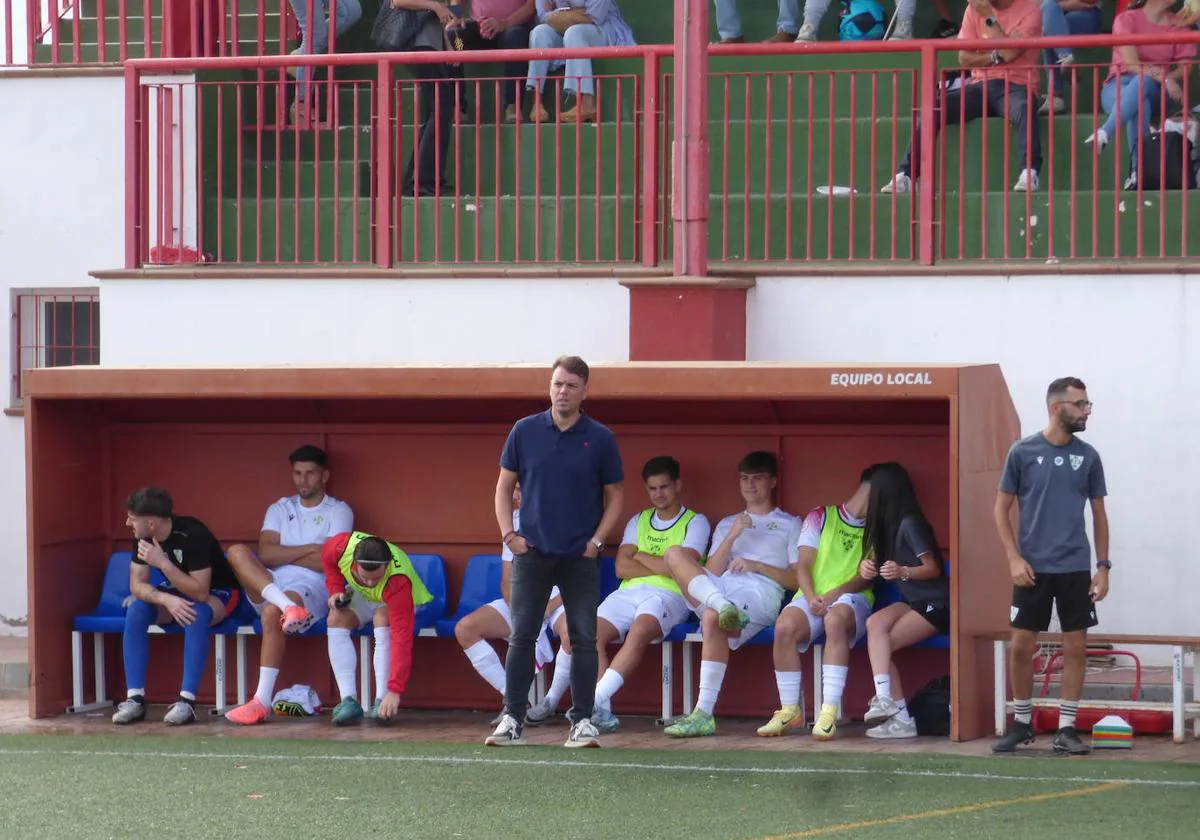 El técnico del CD Castuera, Manu Agudo, delante del banquillo.