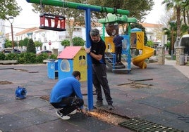 Obras de mejora en la zona de juegos infantiles del parque de Santa Ana.
