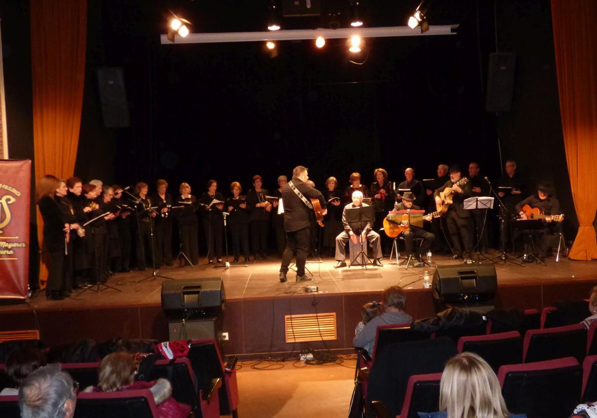 Nuevo éxito de la Coral del Centro de Mayores con el recital de navidad