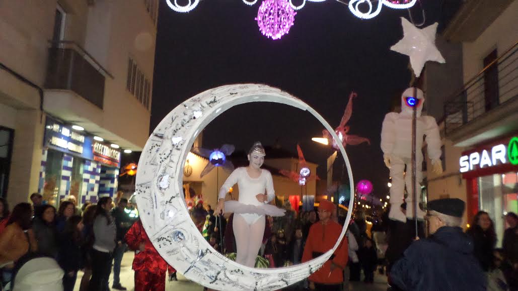 Niños y padres disfrutaron de los títeres y el pasacalle de Navidad 'Nueva Luna Nueva'