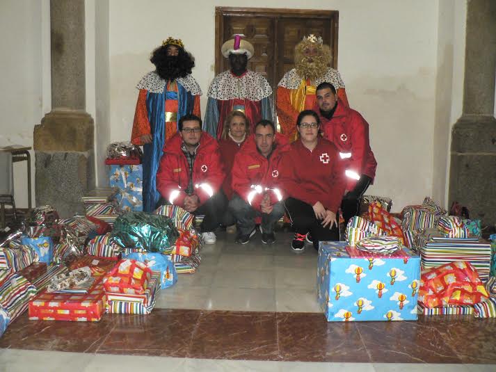 Los Reyes Magos hicieron una parada en Cruz Roja para dejar regalos a las familias más desfavorecidas