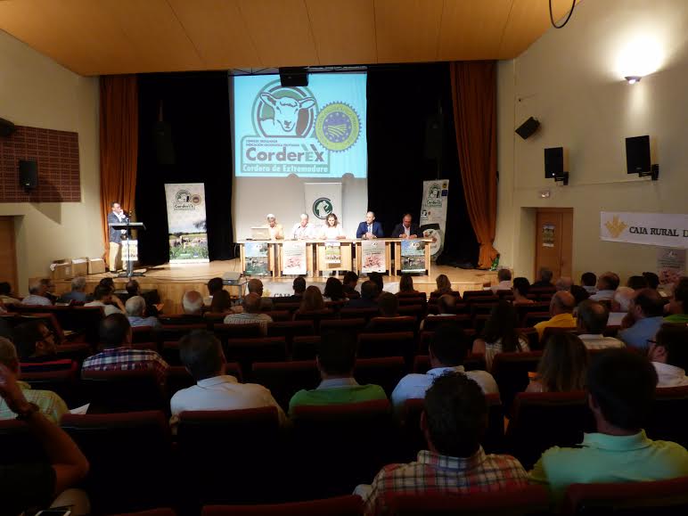 Más de 250 profesionales del sector del ovino se dieron cita en el Centro Cultural de Castuera