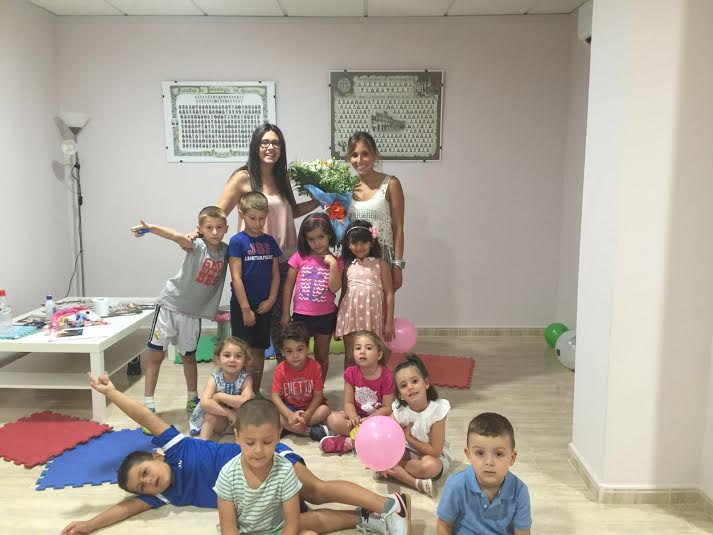 Psicólogas con participantes de la Escuela de Verano.