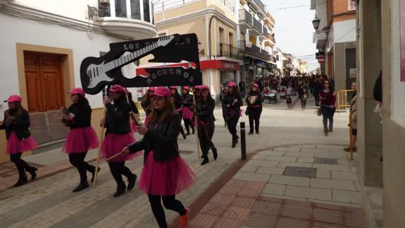 El pasacalle escolar dio la bienvenida al Carnaval en Castuera