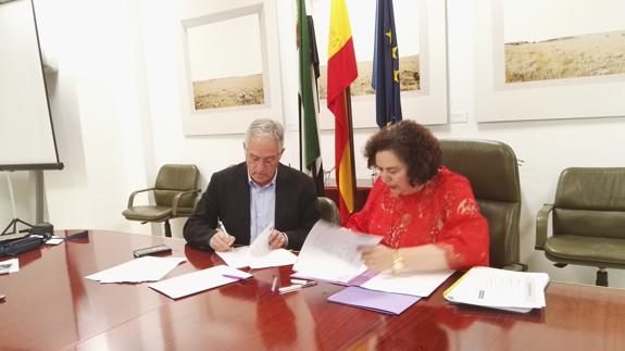 La Junta de Extremadura y el Ayuntamiento de Castuera firman un convenio para las obras de creación de la Escuela de Pastores