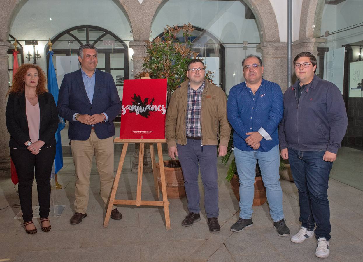 Abanderados con el cartel ganador de San Juan