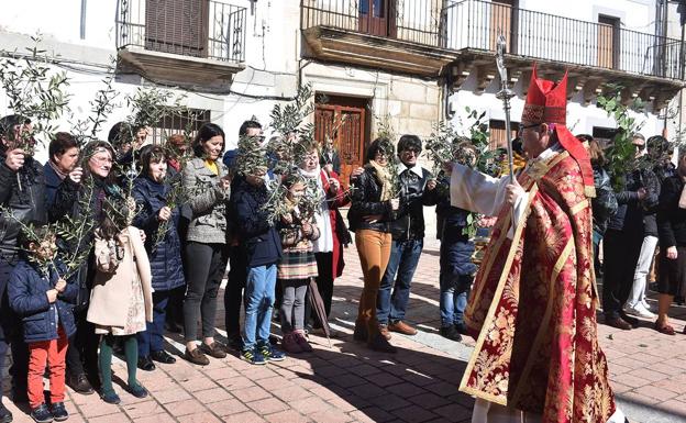 Bendición de ramos por el obispo de la diócesis