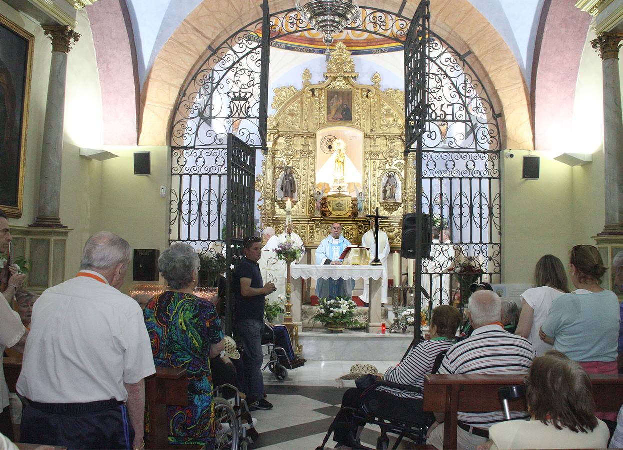 Participantes en la en el interior de la ermita