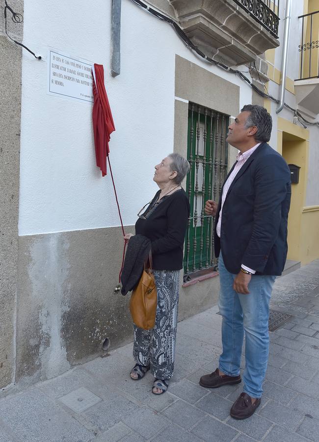 La viuda de Sánchez Ferlosio descubre la placa junto al alcalde