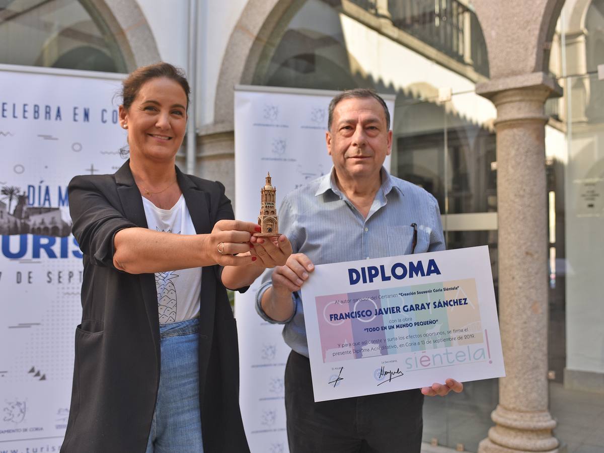 Francisco Javier Garay ganador del Certamen 'Creación Souvenir Coria Siéntela'