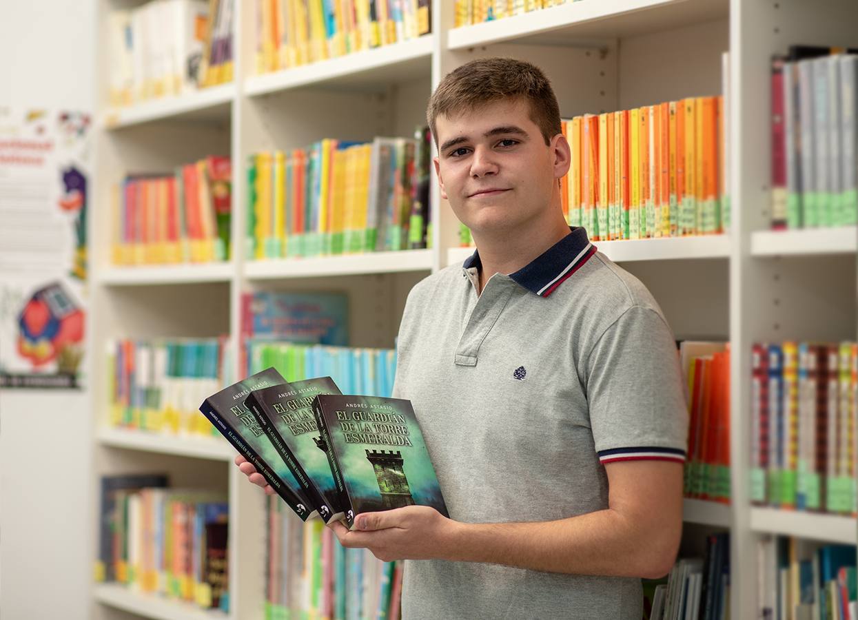 El joven escritor Andrés Astasio presentó su nueva novela 'El guardián de la torre esmeralda'