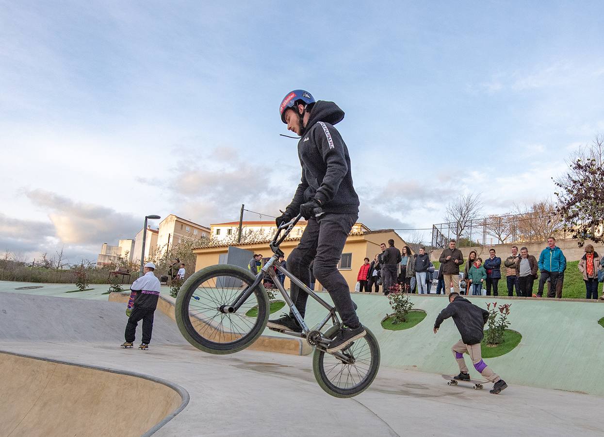 Joven disfrutando de la nueva pista