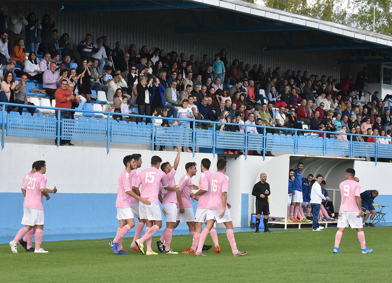 Los jugadores del Coria celebran un gol