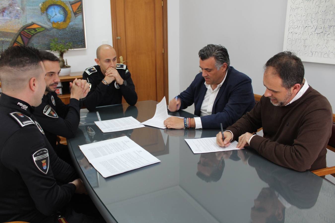 Firma del covenio en el Ayuntamiento de Moraleja