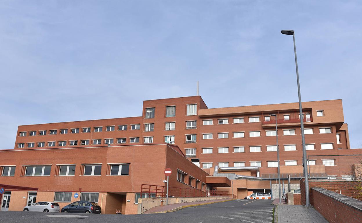 Hospital de Coria, donde estaba ingresada la enferma que se ha restablecido. 