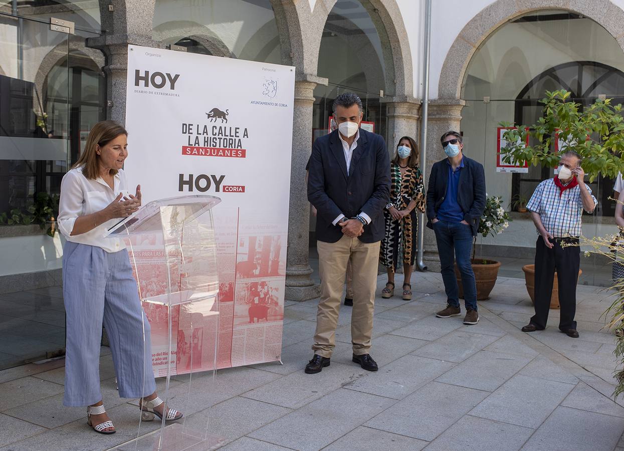 La directora del HOY, Manuela Martín presentando la exposición
