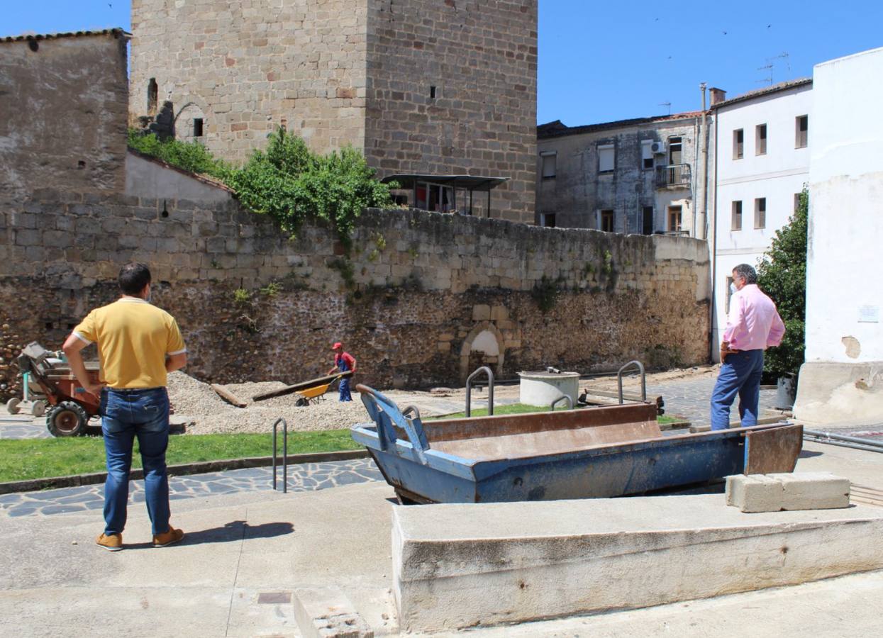 El alcalde y el concejal de obras en la Barbacana del Castillo