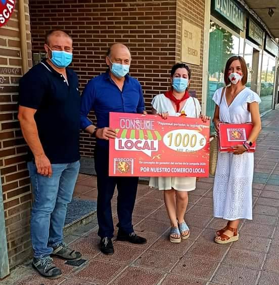 La ganadora con miembros de Asecoc